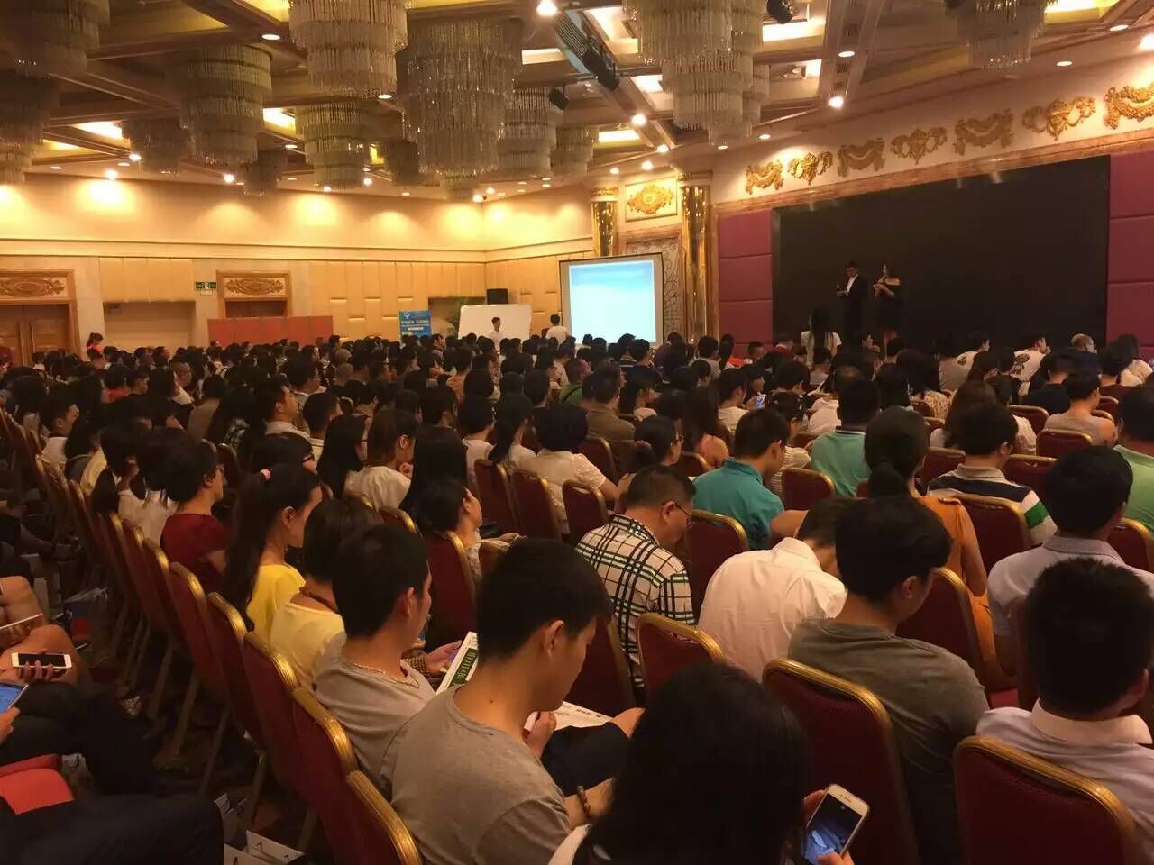 第一頁(yè)6月7場(chǎng)線下交流培訓(xùn)會(huì)匯聚上千名外貿(mào)人，火爆各地外貿(mào)圈